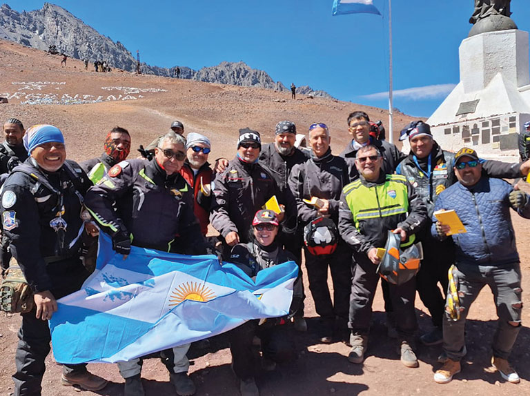Аргентинские байкеры проводят евангельскую работу на границе в горах на высоте 3832 метра