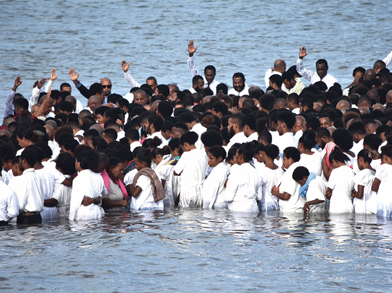 Во время крещения на популярном пляже в Порт-Морсби 5000 человек приняли Иисуса